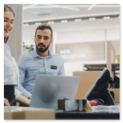 Banco di un negozio che offre servizi di spedizione pacchi