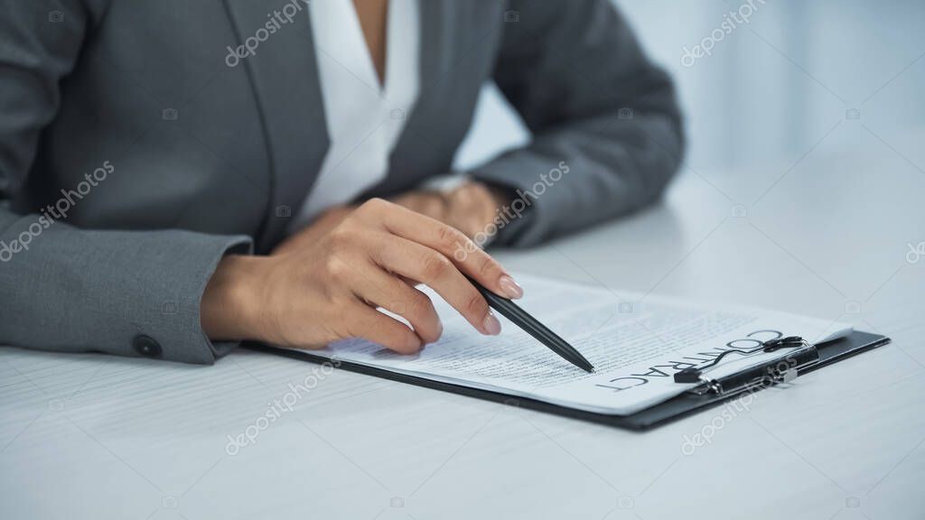Cliente che firma un nuovo contratto dopo la consulenza