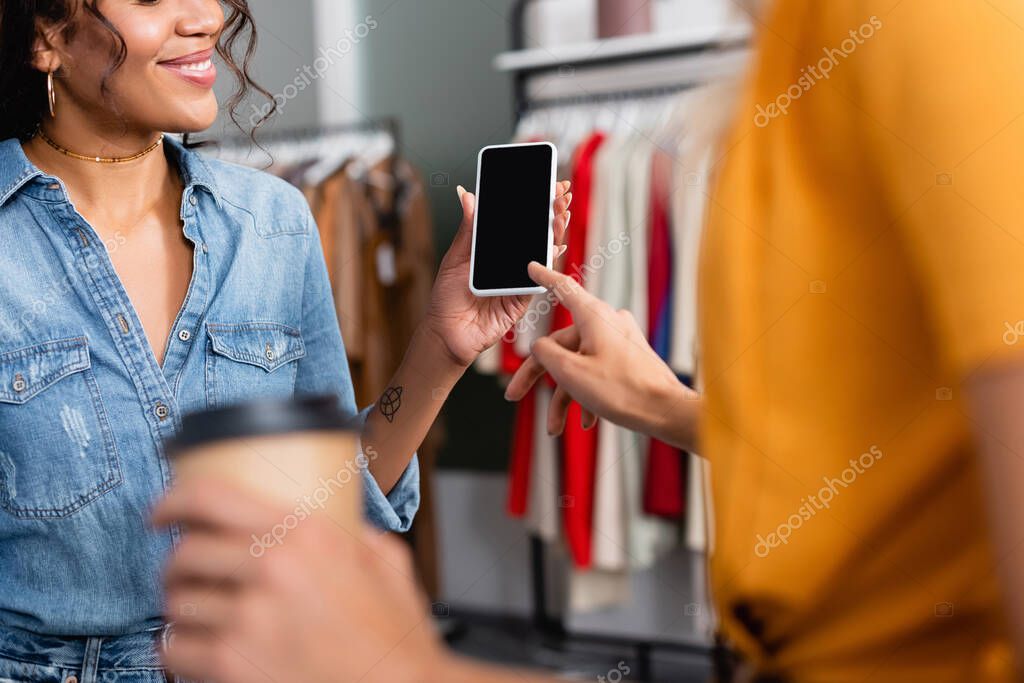 Cliente che riceve assistenza per l’acquisto di uno smartphone