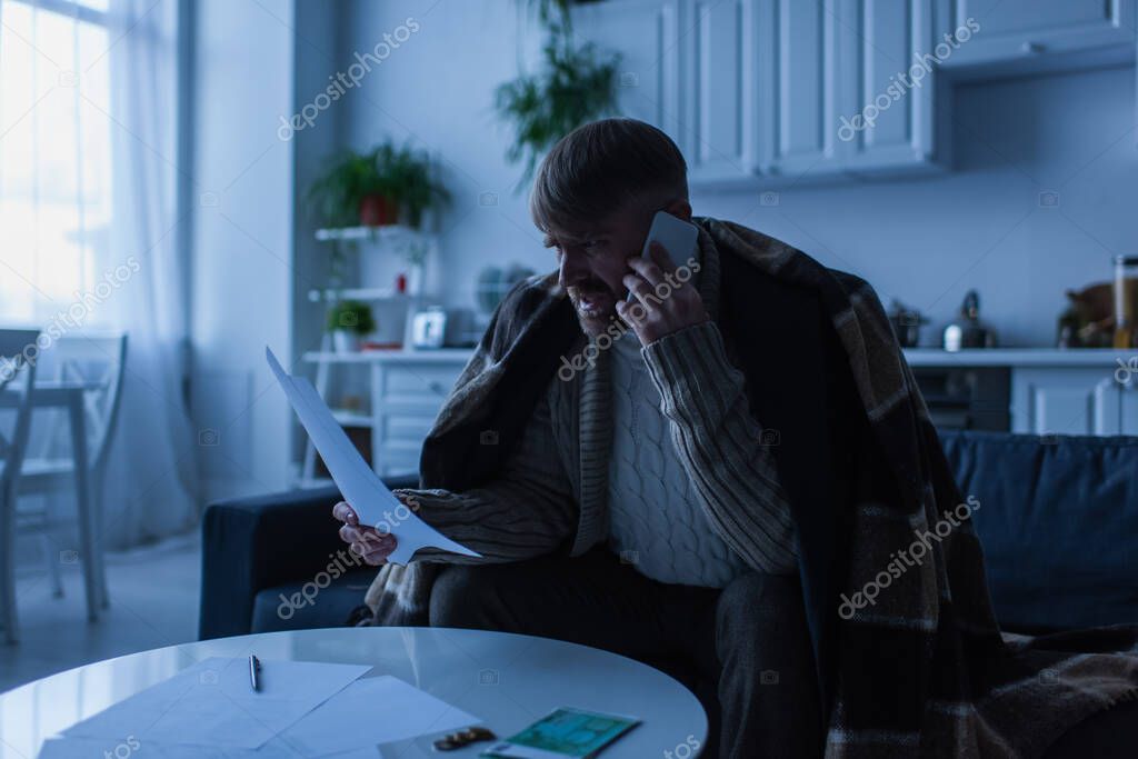 Consulente che controlla una bolletta con il cliente