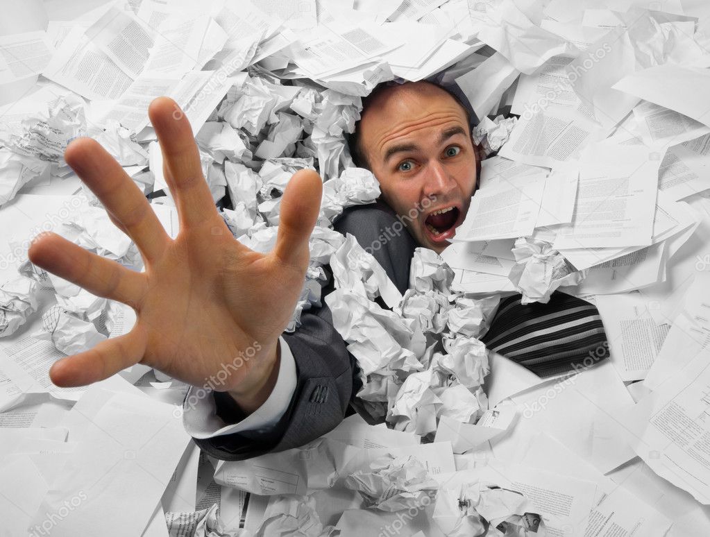 Consulente che compila documenti per conto del cliente