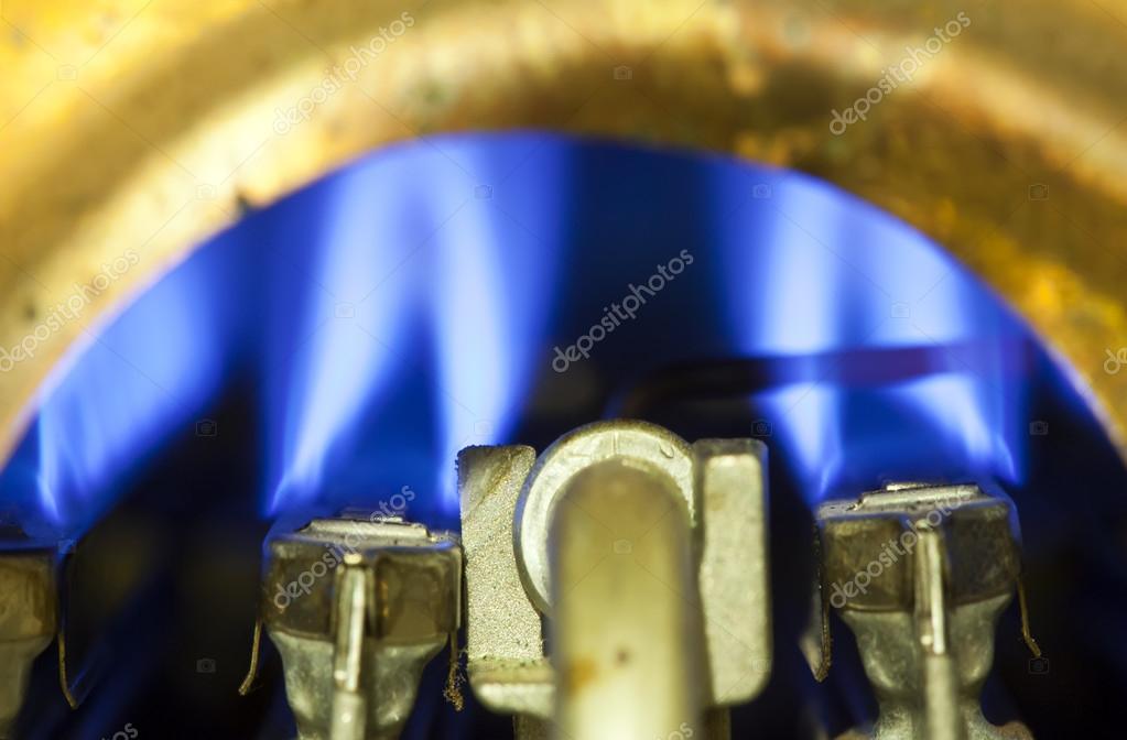 Fornello a gas acceso in una cucina domestica