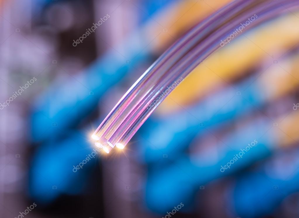 Operatore che mostra a un cliente i possibili risparmi su luce, gas e fibra al computer